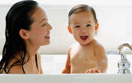 Vì sao cần tắm thường xuyên cho trẻ sơ sinh?
